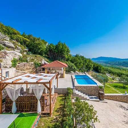Villa Rustic Charm *