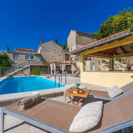 Rustic Charm Villa *