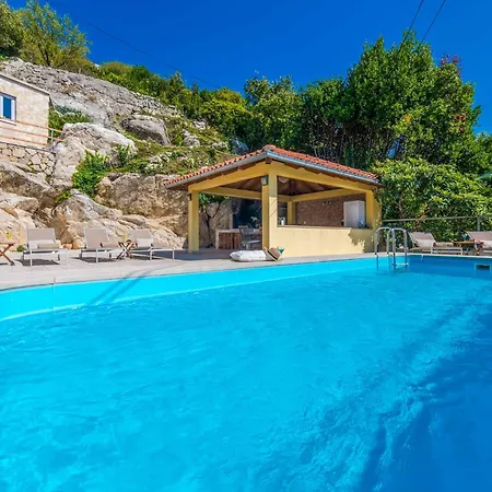 Rustic Charm Villa *